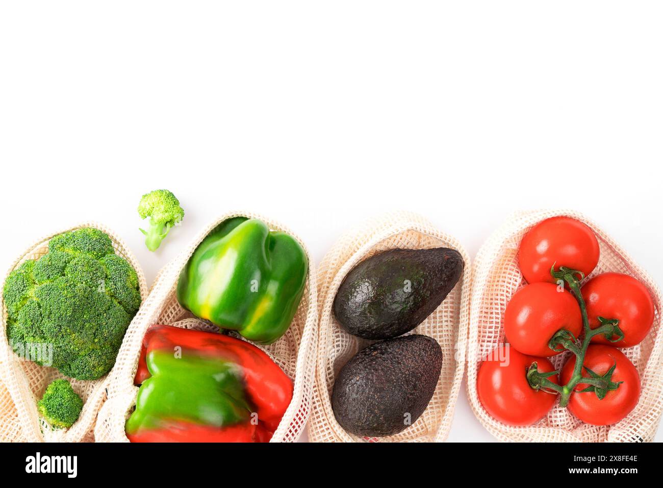 Légumes frais dans des sacs en maille écologiques Banque D'Images