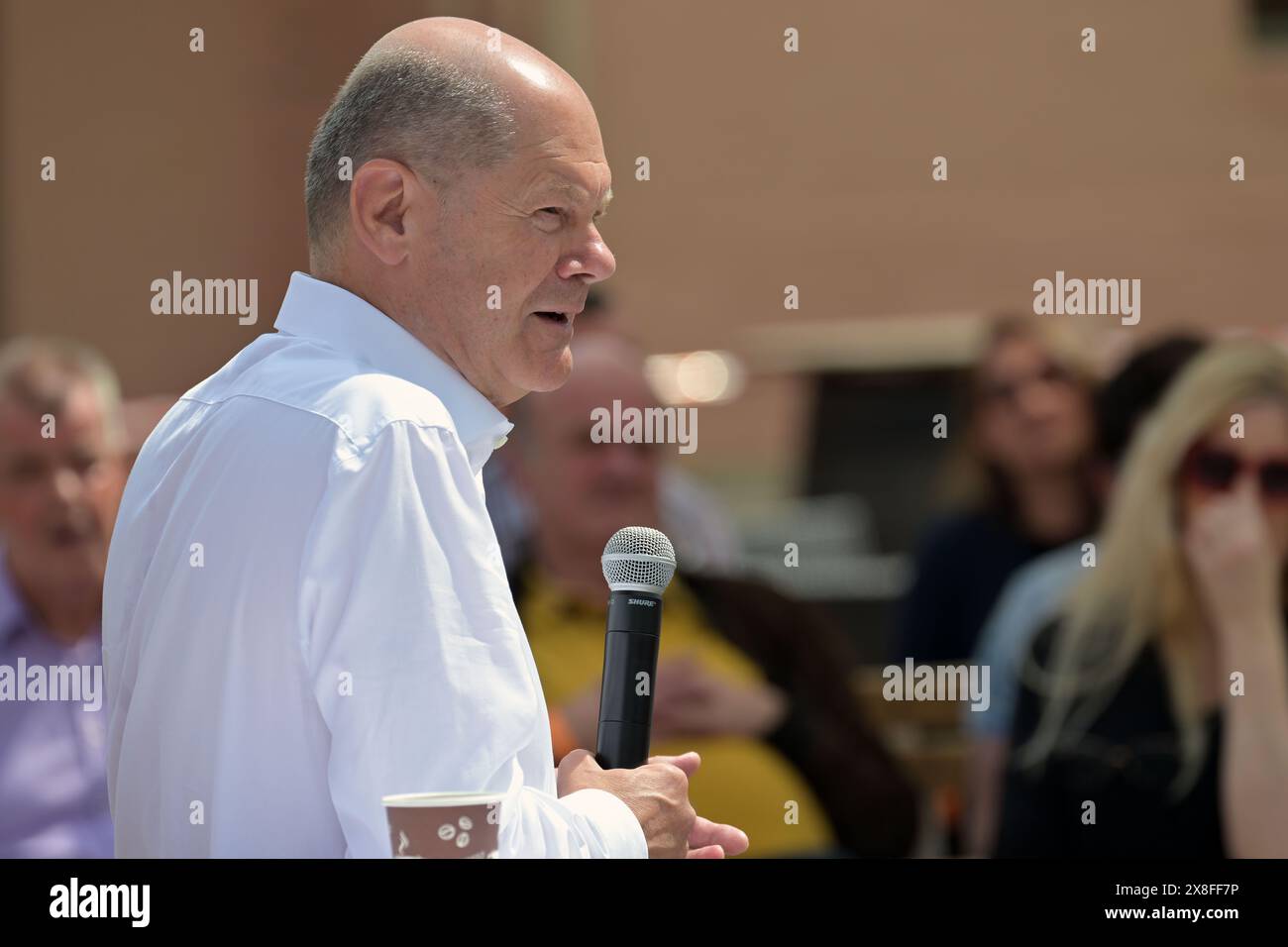 Potsdam, Allemagne. 25 mai 2024. Le chancelier fédéral Olaf Scholz prend la parole lors de la réunion de circonscription au Bornstedt Crown Estate à Potsdam. Scholz a répondu aux questions des participants à une discussion sur la circonscription à la Crown Estate. Crédit : Michael Bahlo/dpa/Alamy Live News Banque D'Images