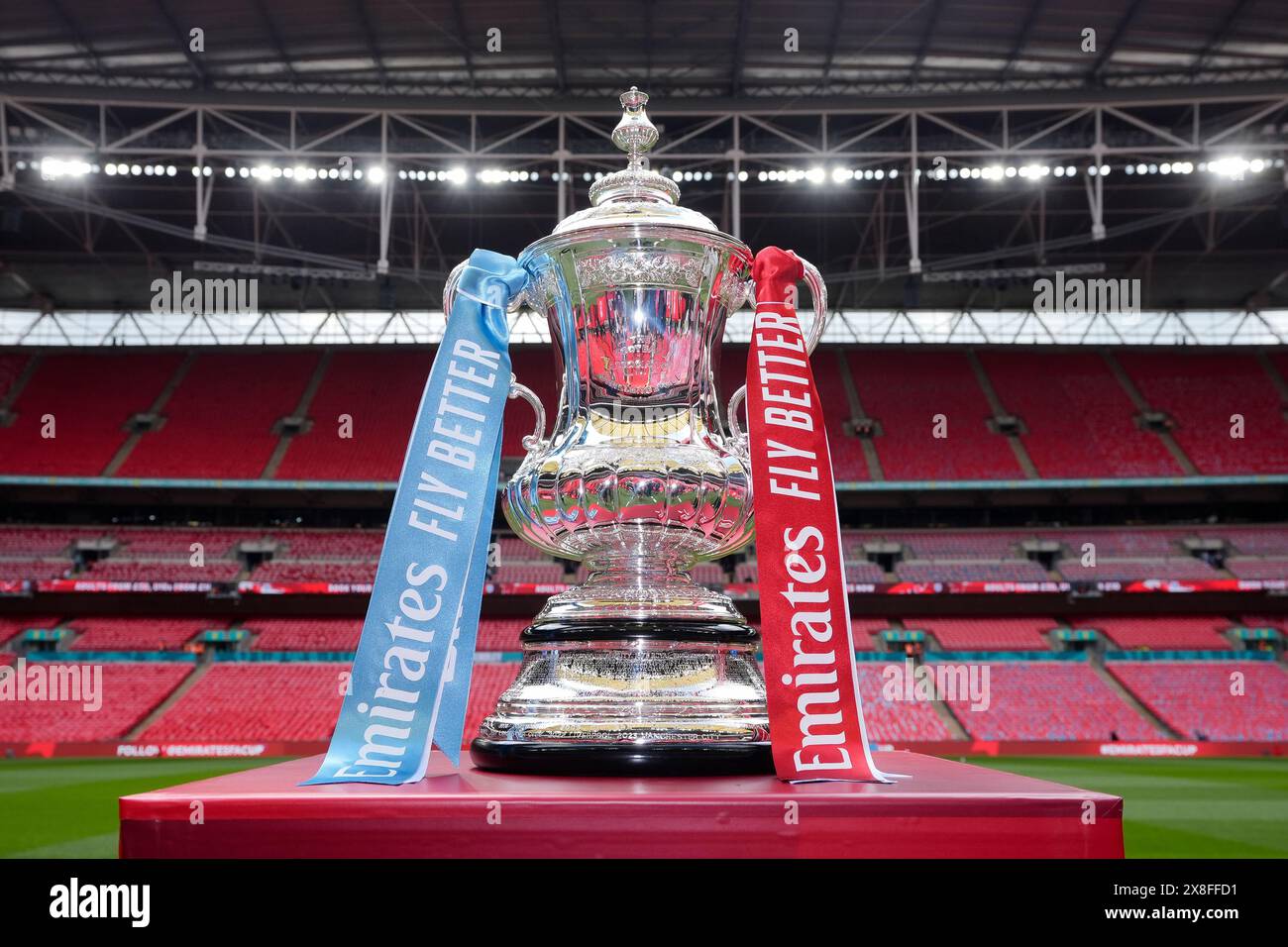 Vue générale du trophée de la FA Cup à l'intérieur du stade de Wembley, à Londres, avant le match final de la FA Cup entre Manchester City et Manchester United. Date de la photo : samedi 25 mai 2024. Banque D'Images