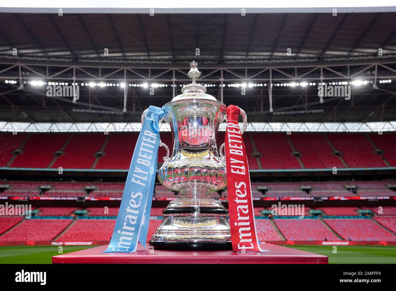 Vue générale du trophée de la FA Cup à l'intérieur du stade de Wembley, à Londres, avant le match final de la FA Cup entre Manchester City et Manchester United. Date de la photo : samedi 25 mai 2024. Banque D'Images