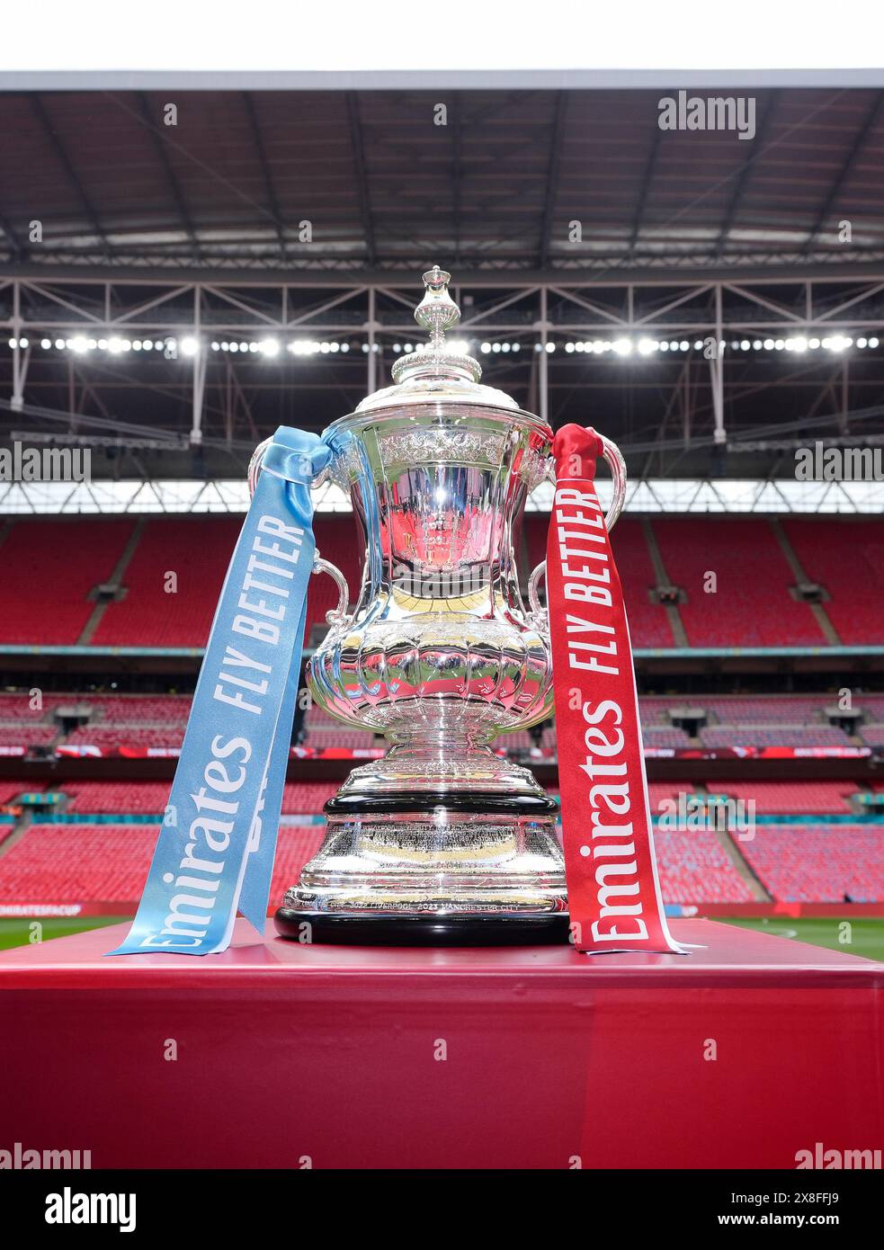 Vue générale du trophée de la FA Cup à l'intérieur du stade de Wembley, à Londres, avant le match final de la FA Cup entre Manchester City et Manchester United. Date de la photo : samedi 25 mai 2024. Banque D'Images