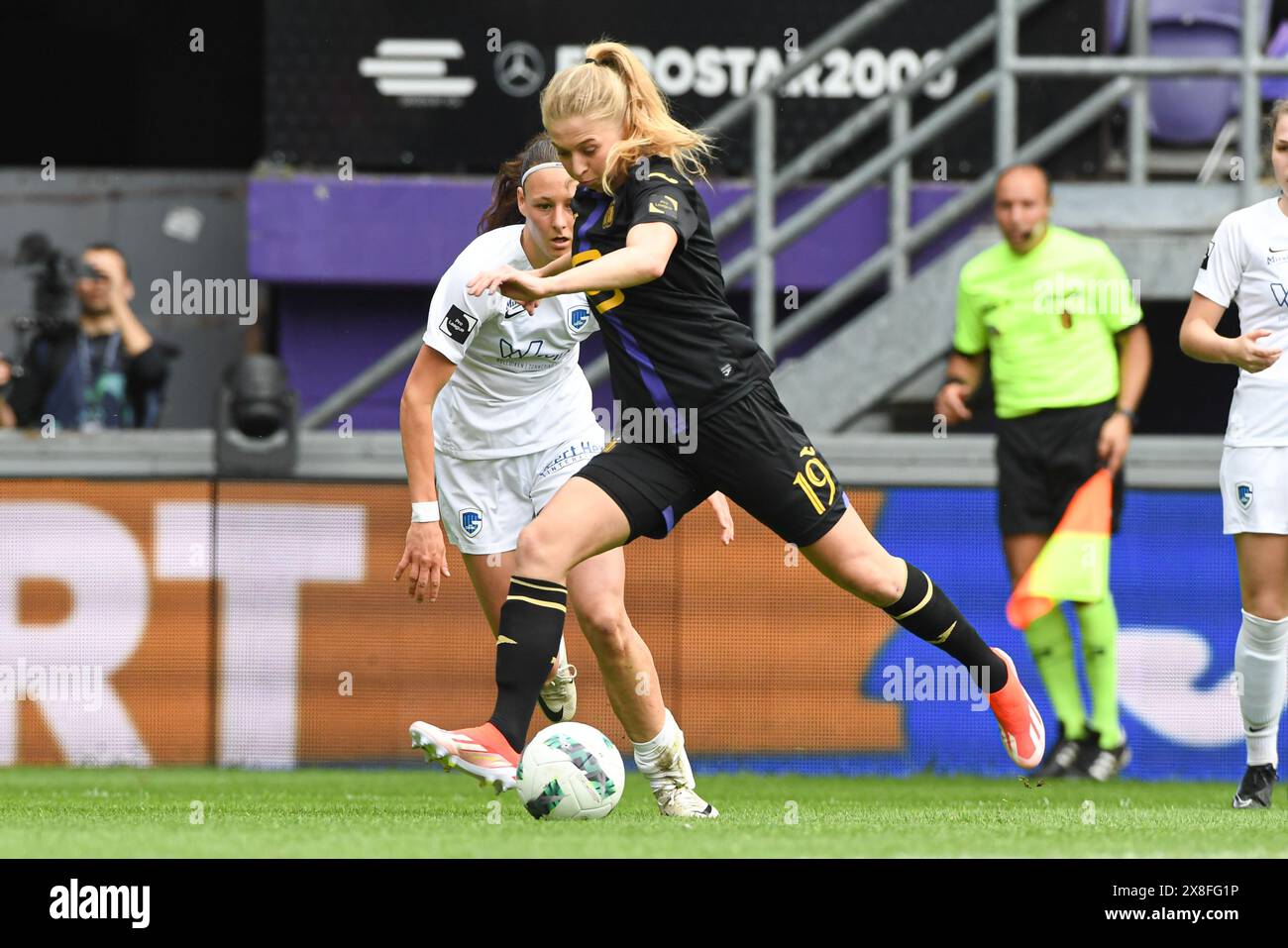 Bruxelles, Belgique. 25 mai 2024. sam Paepen de Genk et Ludmila Matavkova de RSCA se battent pour le ballon lors d'un match de football entre RSCA Women et KRC Genk, samedi 25 mai 2024 à Bruxelles, le jour 10/10 du play-off Group A du championnat féminin de Super League. BELGA PHOTO JILL DELSAUX crédit : Belga News Agency/Alamy Live News Banque D'Images