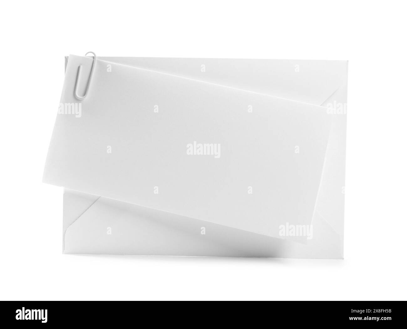 Carte vierge et enveloppe de lettre sur fond blanc Banque D'Images