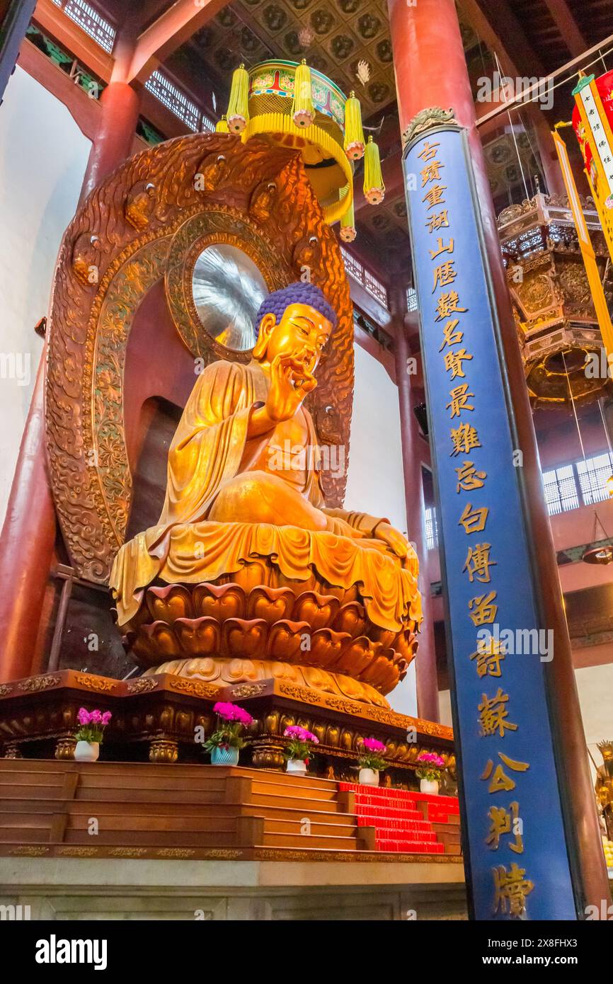 Grande statue de Bouddha dans la salle des Rois célestes au temple Lingyin à Hangzhou, Chine Banque D'Images