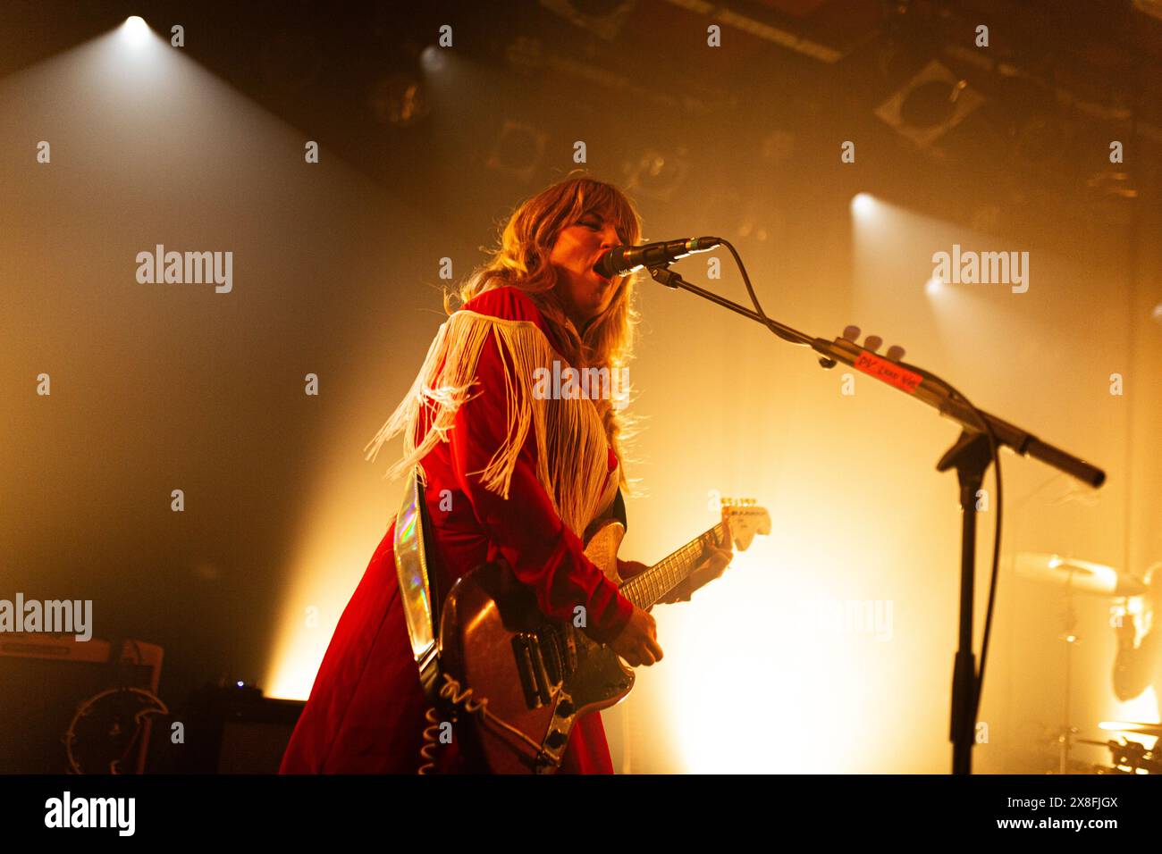 Paris, France. 24 mai 2024. Lindsey Troy, guitariste et chanteuse du groupe DEAP Vally, se produit à la maroquinerie, à Paris. DEAP Vally, un duo rock californien formé à Los Angeles, s'est produit à la maroquinerie, à Paris. Un spectacle de leur 'Farewell Tour'. Crédit : SOPA images Limited/Alamy Live News Banque D'Images