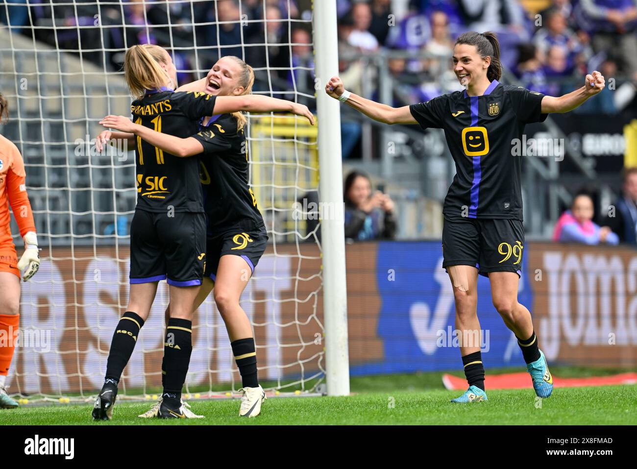 Anderlecht, Belgique. 25 mai 2024. Sarah Wijnants (11 ans) d'Anderlecht célèbre avec Lore Jacobs (9 ans) d'Anderlecht et Amélie Delabre (99 ans) d'Anderlecht après avoir marqué le but 1-0 lors d'un match de soccer féminin entre le RSC Anderlecht et les KRC Genk Ladies lors de la 10 e et dernière journée des éliminatoires en 2023 - saison 2024 de la Super League belge Lotto Womens, le samedi 25 mai 2024 à Anderlecht, Belgique . Crédit : Sportpix/Alamy Live News Banque D'Images