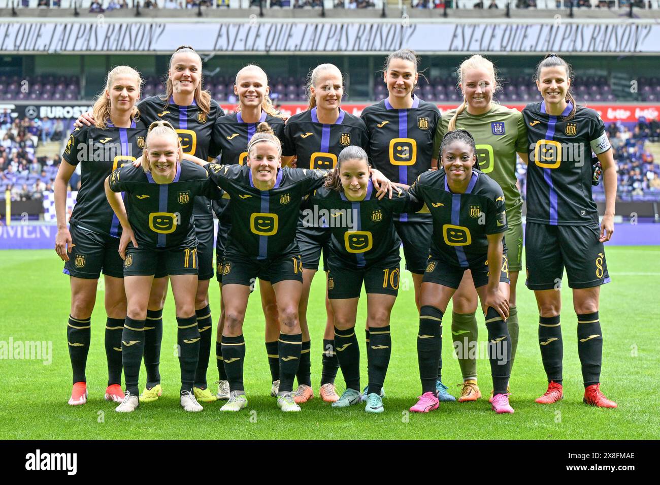 Joueurs d'Anderlecht avec Ludmila Matavkova (19) d'Anderlecht, Tine de Caigny (6) d'Anderlecht, Lore Jacobs (9) d'Anderlecht, Juliette Vidal (56) d'Anderlecht, Amélie Delabre (99) d'Anderlecht, gardienne Milla Majasaari (1) d'Anderlecht, Laura de Neve (8) d'Anderlecht, Sarah Wijnants (11) Laura Deloose (14 ans) d'Anderlecht, Stefania Vatafu (10 ans) d'Anderlecht et Esther Buabadi (24 ans) d'Anderlecht posent pour une photo d'équipe lors d'un match de football féminin entre le RSC Anderlecht et les KRC Genk Ladies lors de la 10 e et dernière journée des play offs de la saison 2023 - 2024 du Belgi Banque D'Images