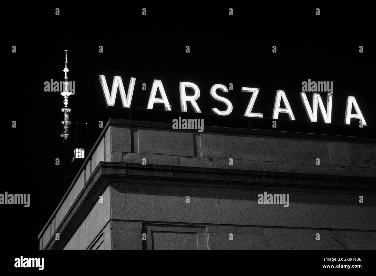 Un panneau de Warszawa au néon au Centrum Banque D'Images