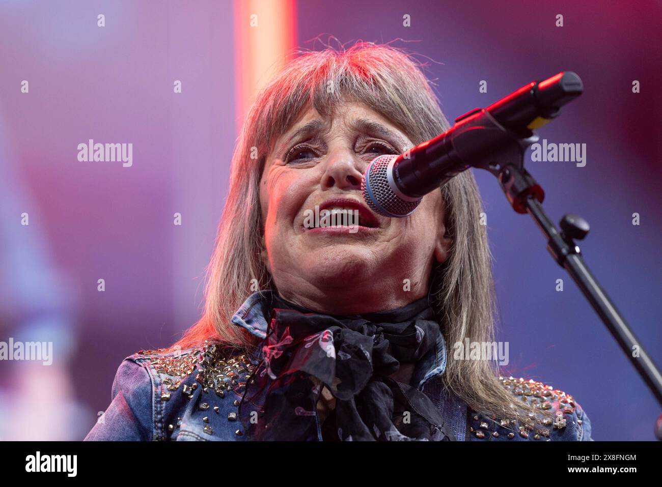 Legends at the Sea mit Suzie Quatro in Büsum einen ganz besonderen Auftritt mit 73 Jahren legte Suzie Quatro in Büsum an der Seebühne vor mehr als 5000 Besuchern Hin. Dabei zeigte die Künstlerin ihr ganzes können und spielte aus ihrem gesamten Hitbestand Songs zum Mitsingen. Schleswig Holstein Deutschland  JR50325 *** légendes à la mer avec Suzie Quatro à Büsum Suzie Quatro a donné une performance très spéciale à l'âge de 73 ans sur la scène balnéaire de Büsum devant plus de 5000 visiteurs l'artiste a montré tous ses talents et joué des chansons à chanter ainsi que de toute sa collection à succès Schleswi Banque D'Images