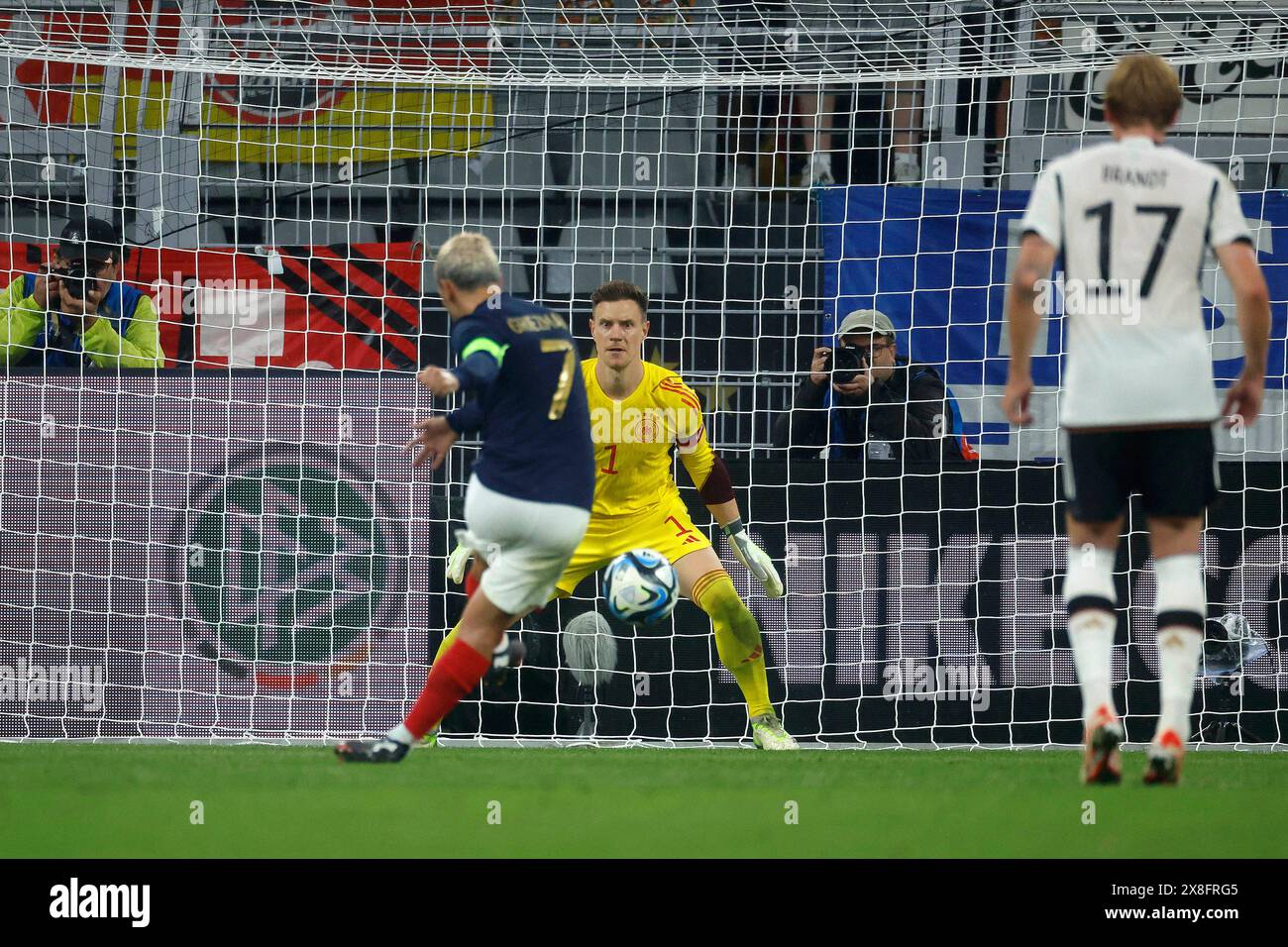 Signal-Iduna Park, Deutschland Fussball, Football, Männer, Men Länderspiel, match amical Deutschland - Frankreich 2-1 12.09.2023 Antoine GRIEZMANN (FRA) Li.- verwandelt den Strafstoss gegen Marc-Andre ter STEGEN (GER) 2.v.re.- Foto : Norbert Schmidt, Duesseldorf Banque D'Images