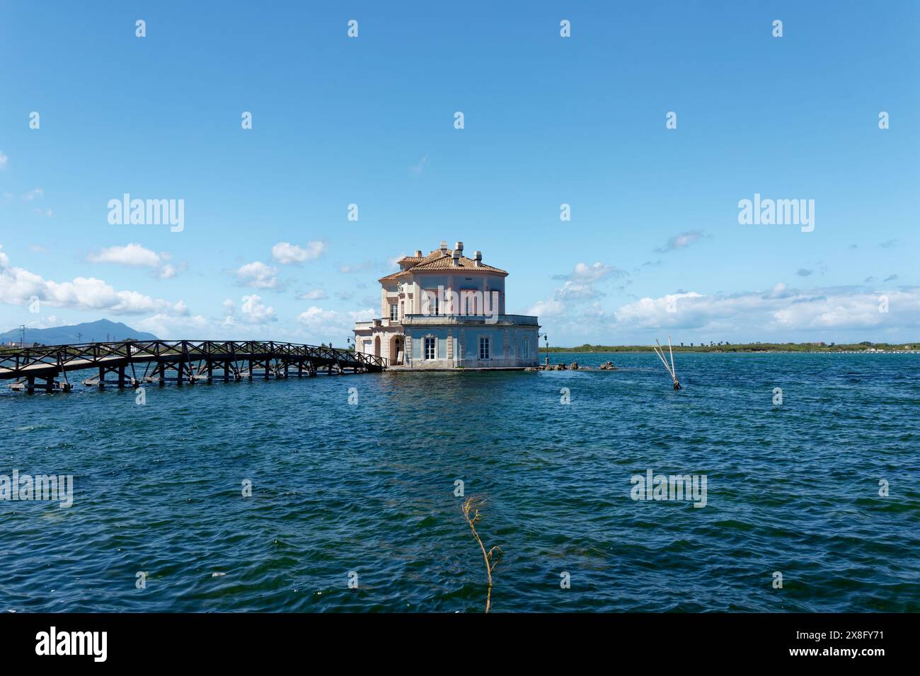 Casina Vanvitelliana Bacoli. Attractions importantes en Italie Europe, près de Naples, Italie. Une maison romantique sur le lac pour les touristes et les amoureux en vacances Banque D'Images