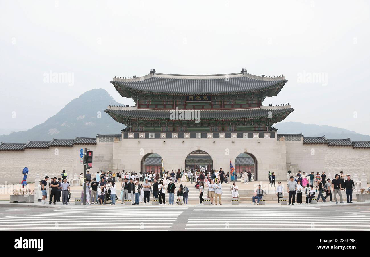 Séoul, Corée du Sud. 24 mai 2024. Les gens visitent la place Gwanghwamun à Séoul, Corée du Sud, le 24 mai 2024. Le neuvième Sommet trilatéral réunissant la Chine, le Japon et la République de Corée se tiendra à Séoul du 26 au 27 mai. Crédit : Yao Qilin/Xinhua/Alamy Live News Banque D'Images