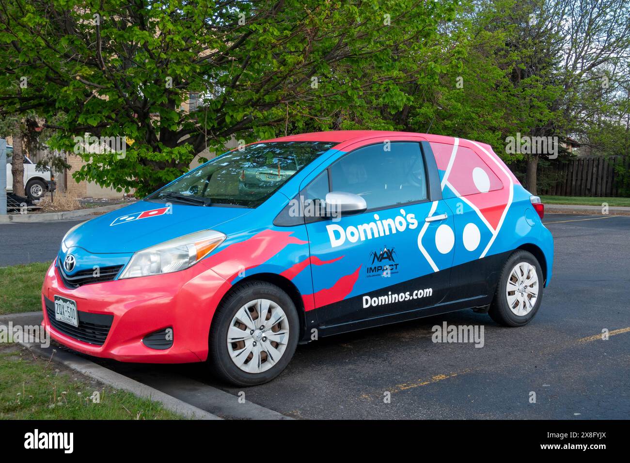 FORT COLLINS, CO, États-Unis - 13 MAI 2024 : véhicule de livraison Domino's Pizza et logo de marque déposée. Banque D'Images