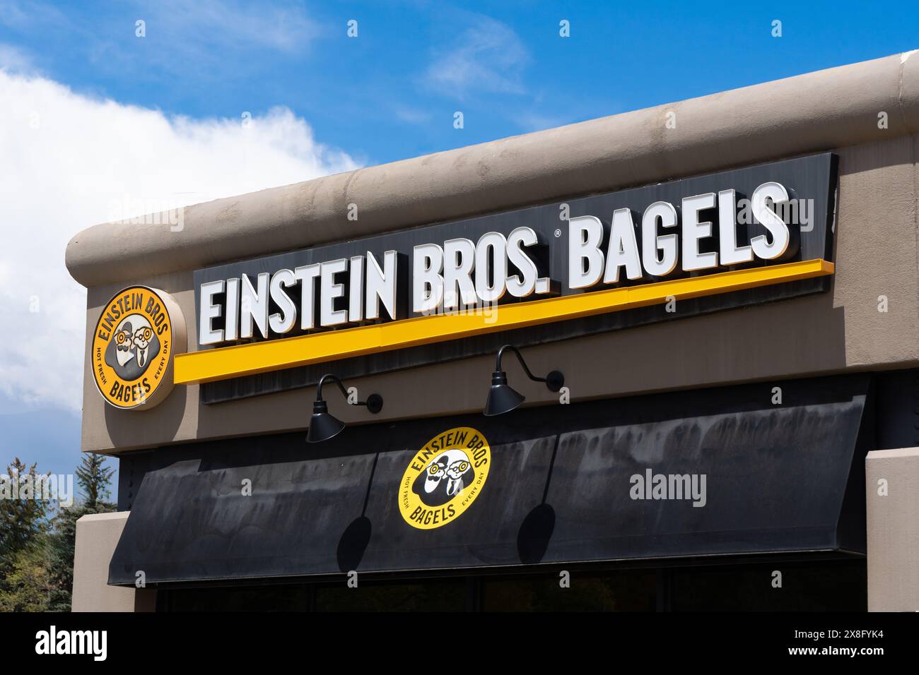 BOULDER, CO, États-Unis - 12 MAI 2024 : Enstein Brother Bagel resturaunt extérieur et logo trademar. Banque D'Images