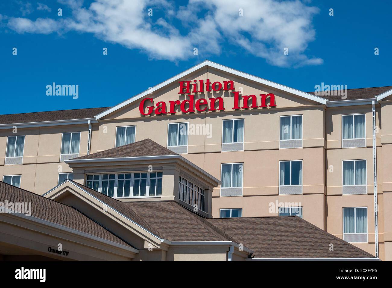 LARAMIE, WY, États-Unis - 13 MAI 2024 : extérieur du motel Hilton Garden Inn et logo de marque. Banque D'Images