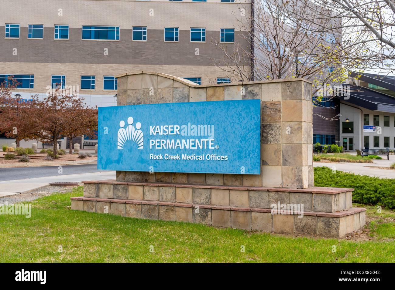 LAFAYETTE, CO, États-Unis - 12 MAI 2024 : clinique Kaiser permanente aux bureaux médicaux de Rock Creek sur le campus InterMountain Health et logo de marque déposée. Banque D'Images