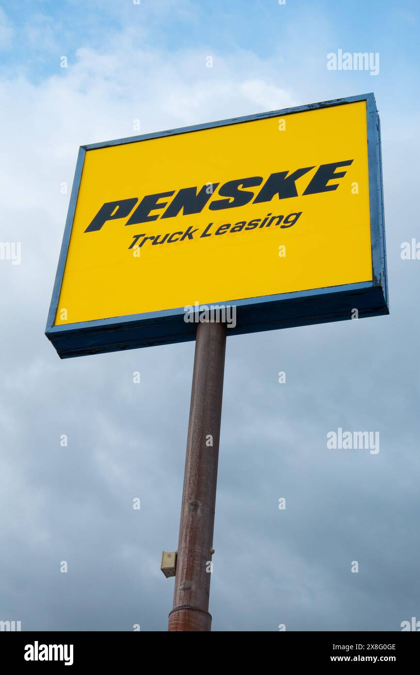FORT COLLINS, CO, États-Unis - 12 MAI 2024 : panneau extérieur et logo de marque de commerce de Penske Truck Leasing. Banque D'Images