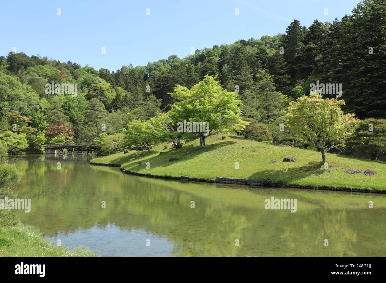 Pont en terre et étang Yokuryu-chi dans la villa impériale Shugakuin, Kyoto, Japon Banque D'Images
