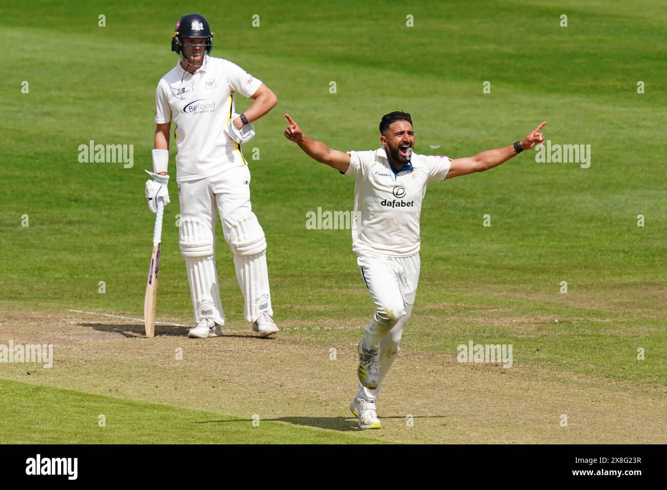 Bristol, Royaume-Uni, 25 mai 2024. Anuj Dal du Derbyshire célèbre avoir pris le guichet de Miles Hammond du Gloucestershire lors du match de championnat du comté de Vitality entre le Gloucestershire et le Derbyshire. Crédit : Robbie Stephenson/Gloucestershire Cricket/Alamy Live News Banque D'Images