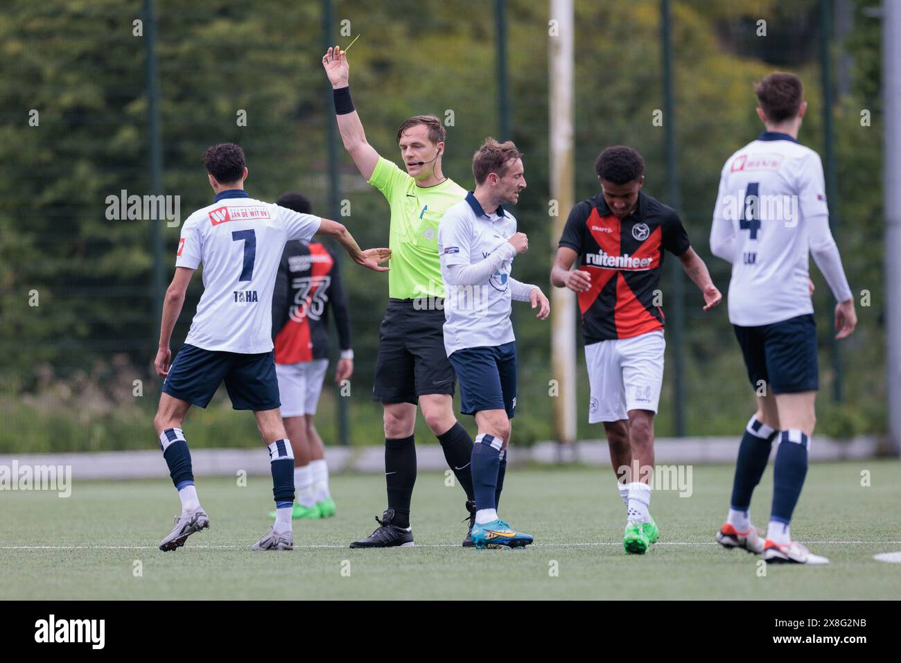 Haarlem, pays-Bas. 25 mai 2024. HAARLEM, 25-05-2024, Sportpark Spanjaardslaan, saison 2023/2024, football néerlandais Betnation Tweede Divisie. (G-d) joueur de Koninklijke HFC Redouan Taha el Idrissi, arbitre Tim visser pendant le match Koninklijke HFC - Jong Almere City crédit : Pro Shots/Alamy Live News Banque D'Images