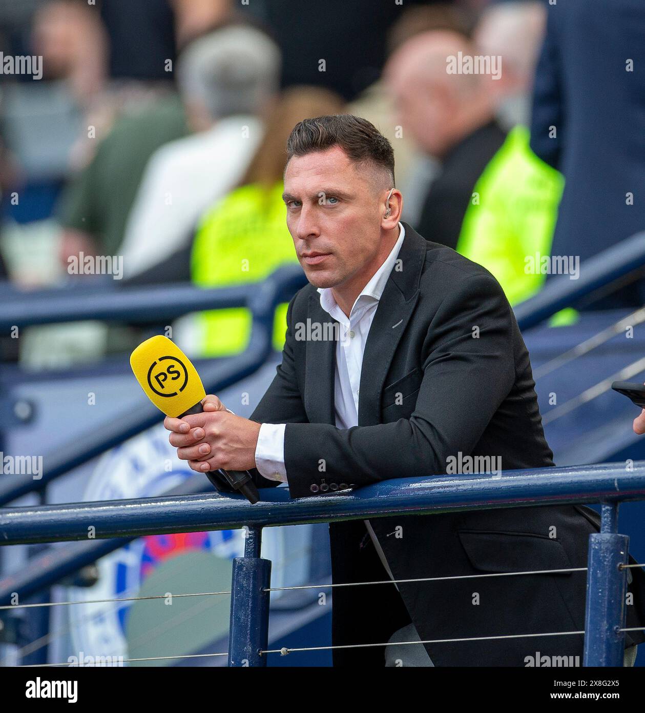 25 mai 2024 ; Hampden Park, Glasgow, Écosse : finale de la Coupe écossaise de football, Celtic versus Rangers ; ancien joueur celtique et actuel manager d'Ayr United Scott Brown commente crédit : action plus Sports images/Alamy Live News Banque D'Images