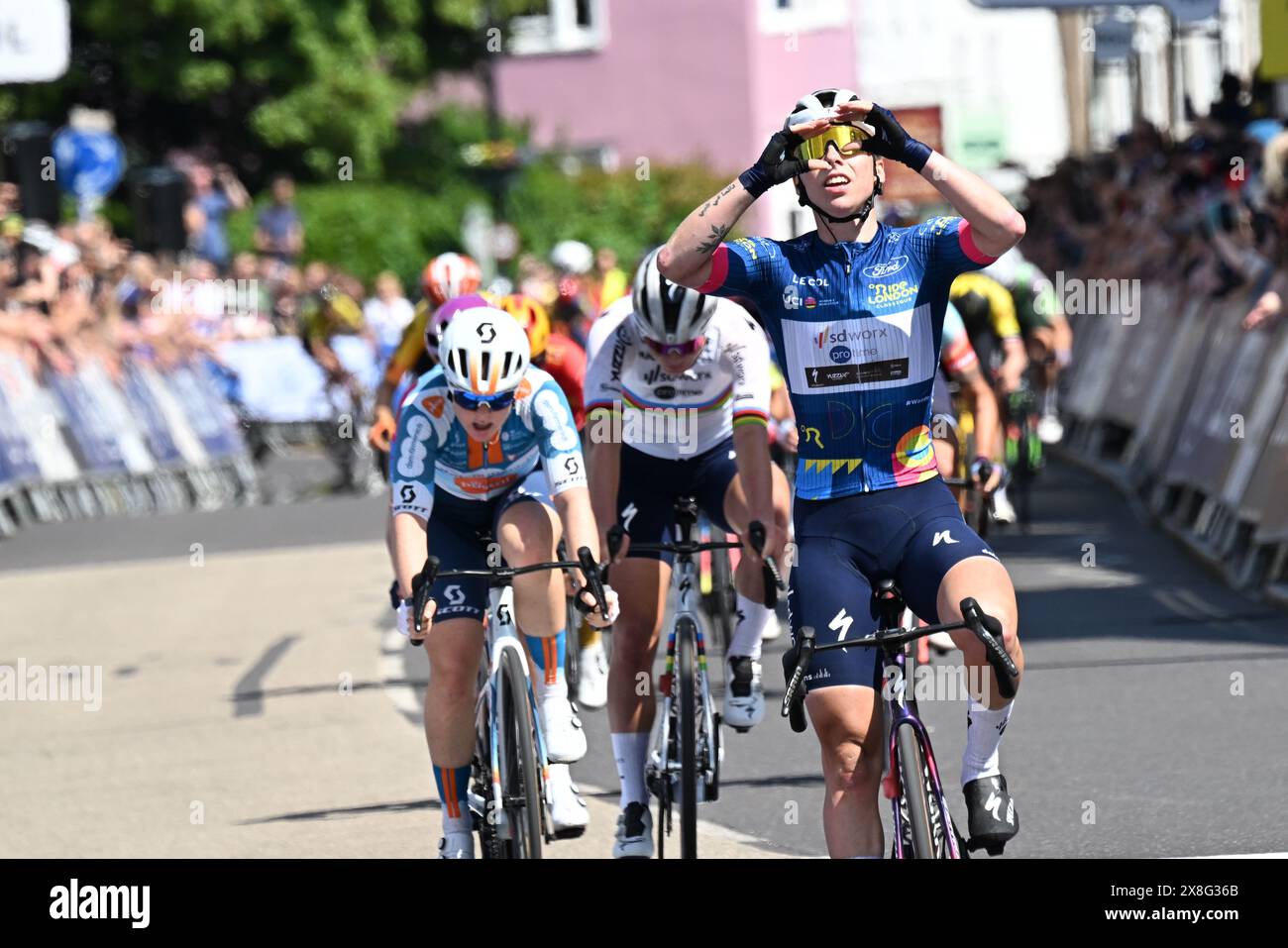 Lorena Wiebes (Team SD Worx - ProTime) a remporté la deuxième étape de l'UCI Women's WorldTour Ford RideLondon classique à Maldon avec Charlotte Kool pour Team dsm-firmenich PostNL en deuxième et Lotte Kopecky Team SD Worx - ProTime en troisième. Banque D'Images