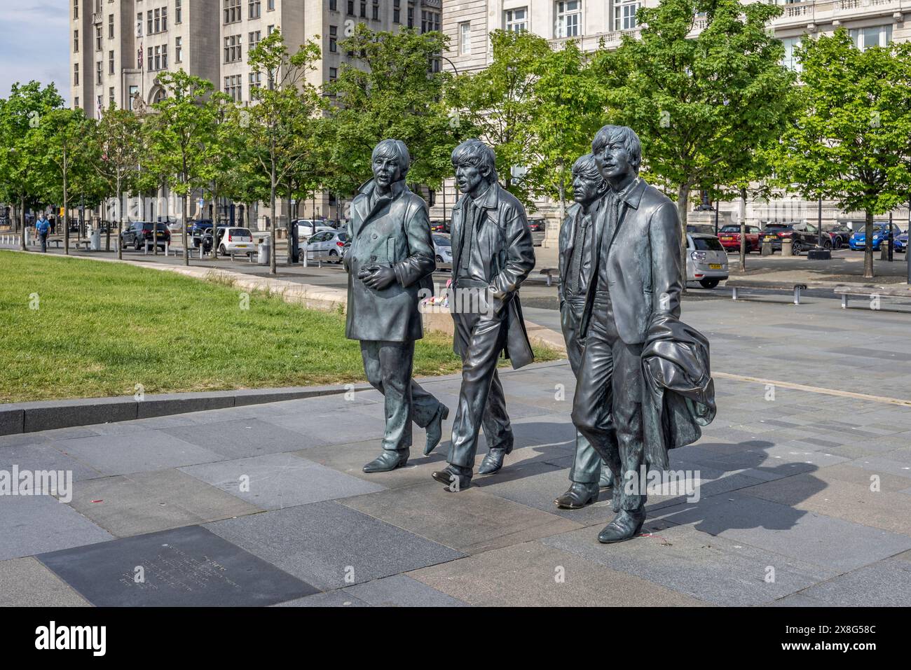 Statues des quatre Beatles marchant près du Royal Liver Building sur le front de mer, Liverpool, Merseyside, Royaume-Uni le 21 mai 2024 Banque D'Images