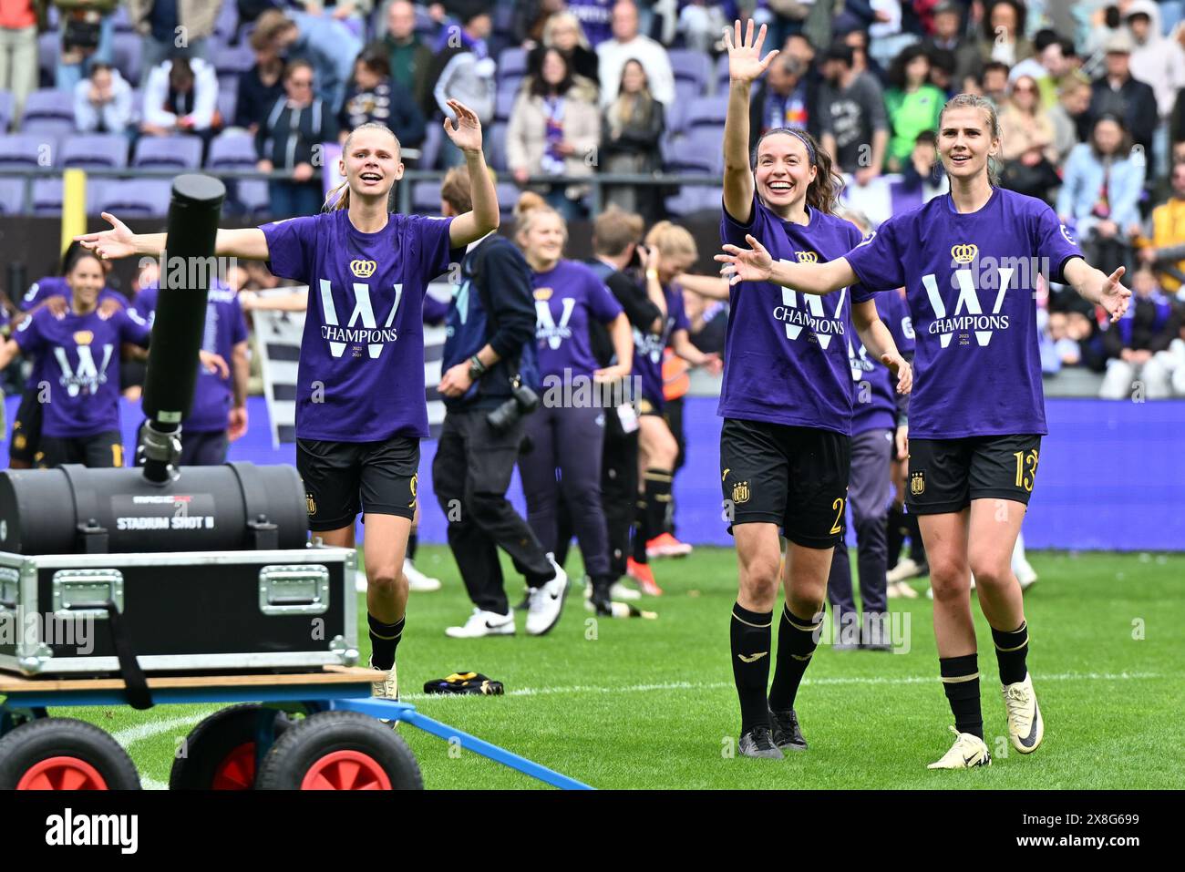 Anderlecht, Belgique. 25 mai 2024. Joueurs d'Anderlecht avec Lore Jacobs (9) d'Anderlecht, Silke Vanwynsberghe (21 ans) d'Anderlecht et Marie Minnaert (13 ans) d'Anderlecht célébraient après avoir remporté le championnat après un match de football féminin entre le RSC Anderlecht et les KRC Genk Ladies lors de la 10 e et dernière journée des play offs de la saison 2023 - 2024 du Loto belge super League féminine, le samedi 25 mai 2024 à Anderlecht, Belgique . Crédit : Sportpix/Alamy Live News Banque D'Images