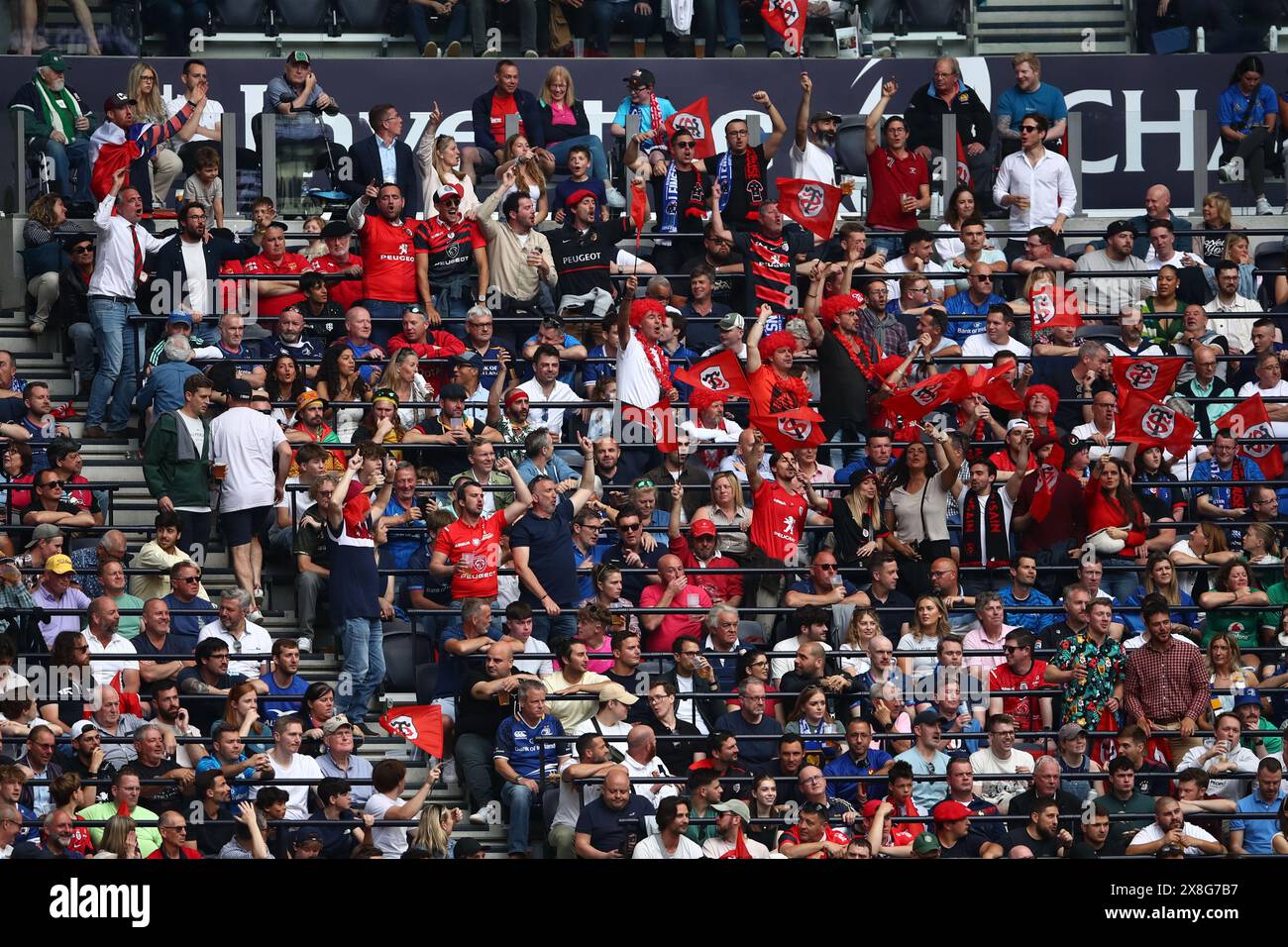 Les supporters de Toulouse lors de la finale de la Coupe des Champions Investec 2024 entre Leinster Rugby et stade Toulousain au Tottenahm Hotspur Stadium à Londres. (Liam Asman/SPP) crédit : SPP Sport Press photo. /Alamy Live News Banque D'Images