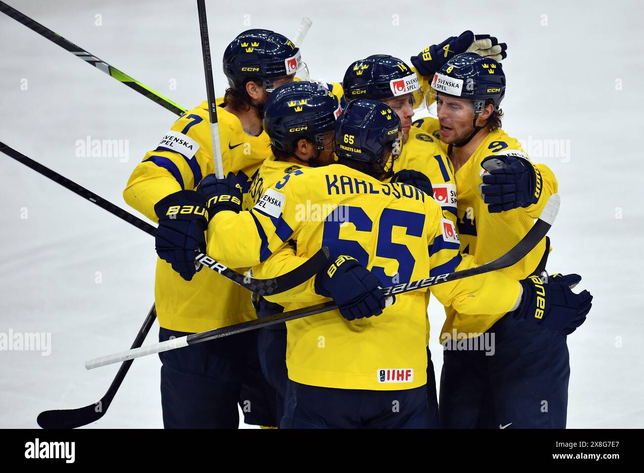 Prague, République tchèque. 25 mai 2024. Les joueurs de la Suède célèbrent leur premier but lors de la demi-finale du Championnat mondial de hockey sur glace 2024 de l’IIHF entre la Suède et la République tchèque à l’aréna O2 à Prague, en République tchèque, le 25 mai 2024. (Crédit image : © Slavek Ruta/ZUMA Press Wire) USAGE ÉDITORIAL SEULEMENT! Non destiné à UN USAGE commercial ! Banque D'Images