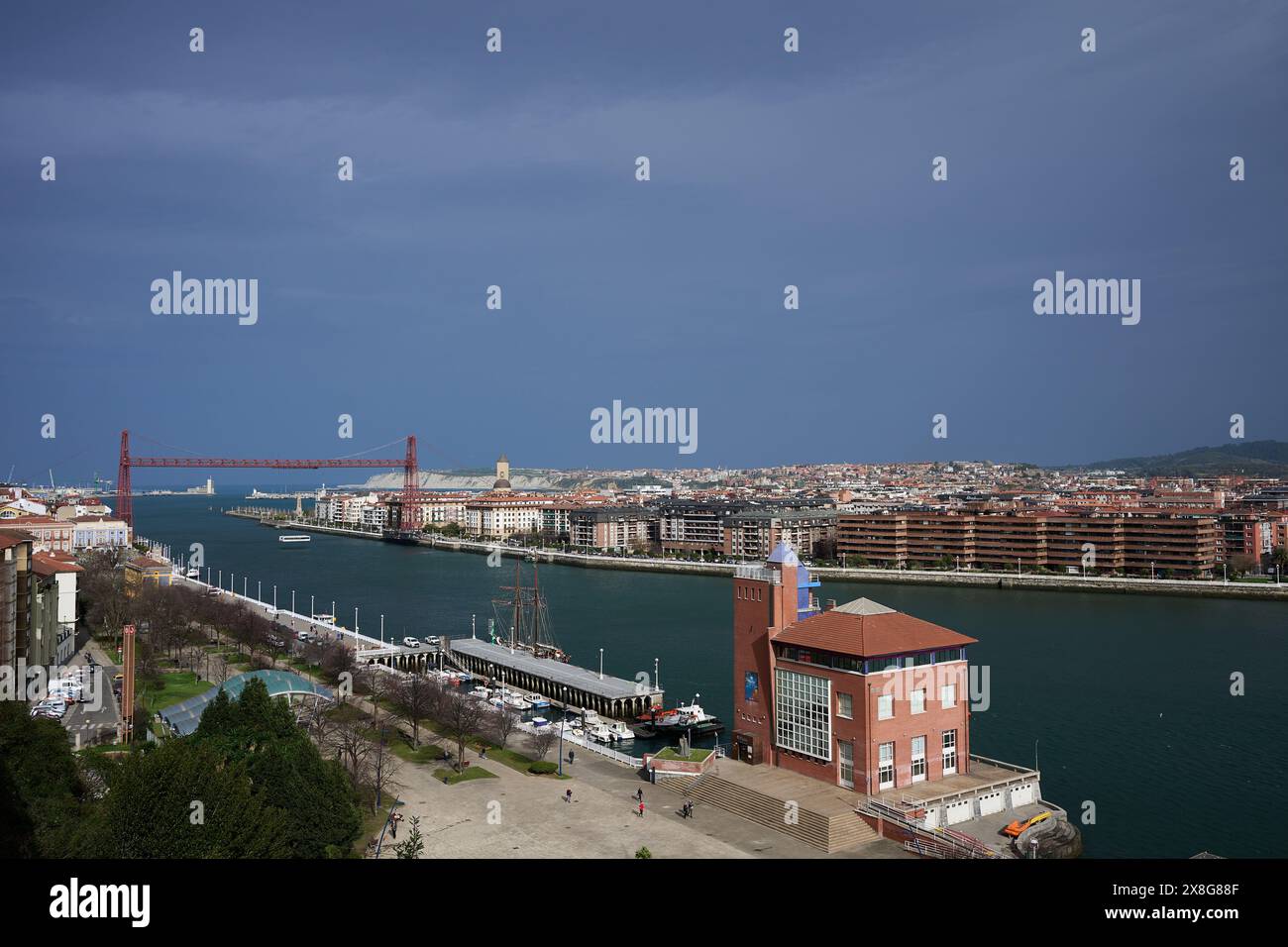 Vue du pont Bizkaia sur l'estuaire du Nervión depuis Portugalete Banque D'Images