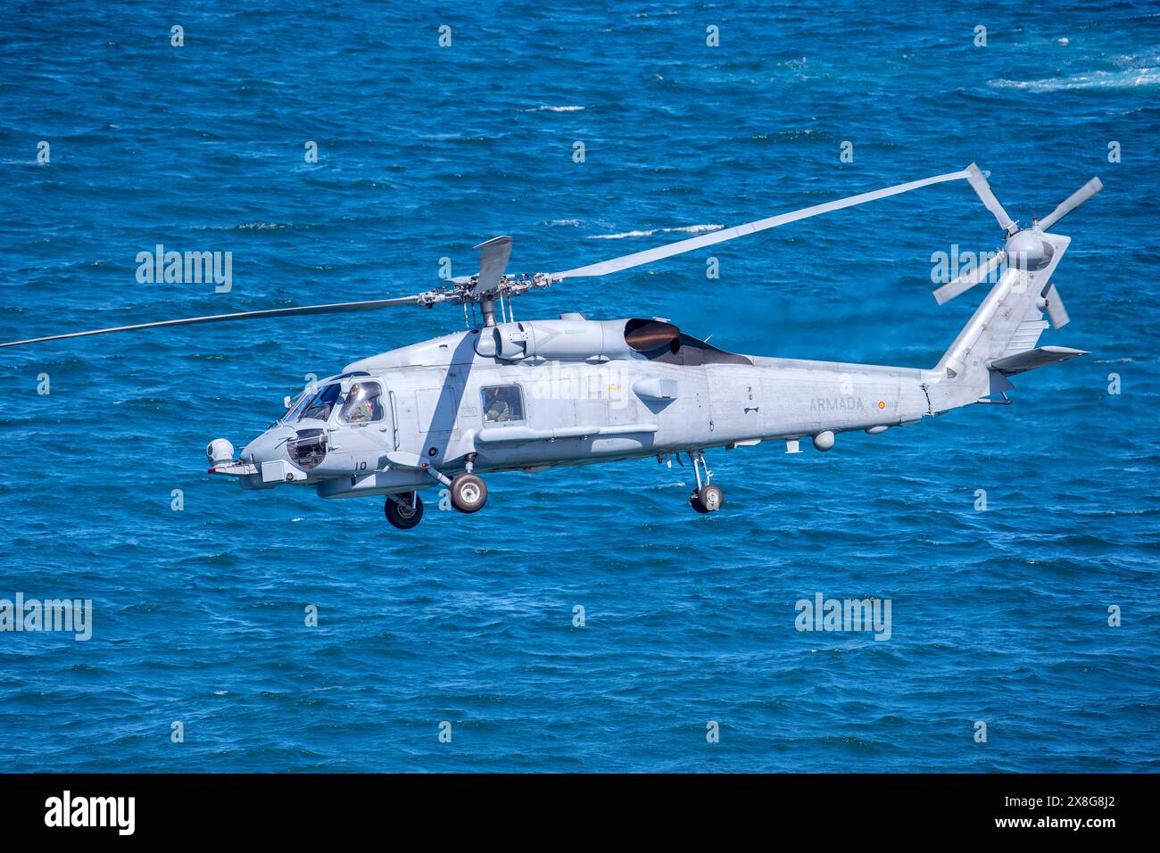Hélicoptère SH60B de la Marine espagnole survolant la baie de Gijon, Asturies. Banque D'Images