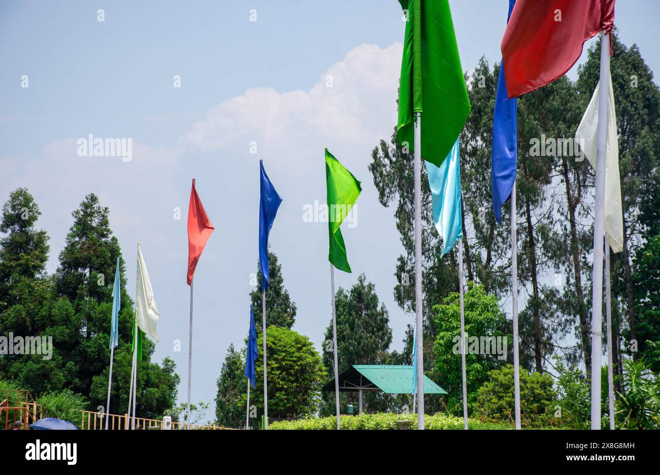 Drapeau coloré sous le ciel bleu et les nuages blancs Banque D'Images