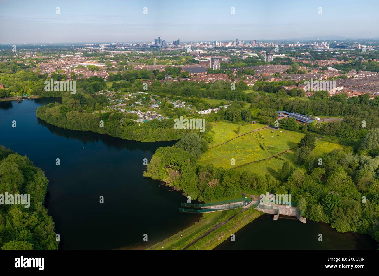 Image aérienne panoramique des réservoirs de Gorton avec Manchester skyline sur la distance. Banque D'Images