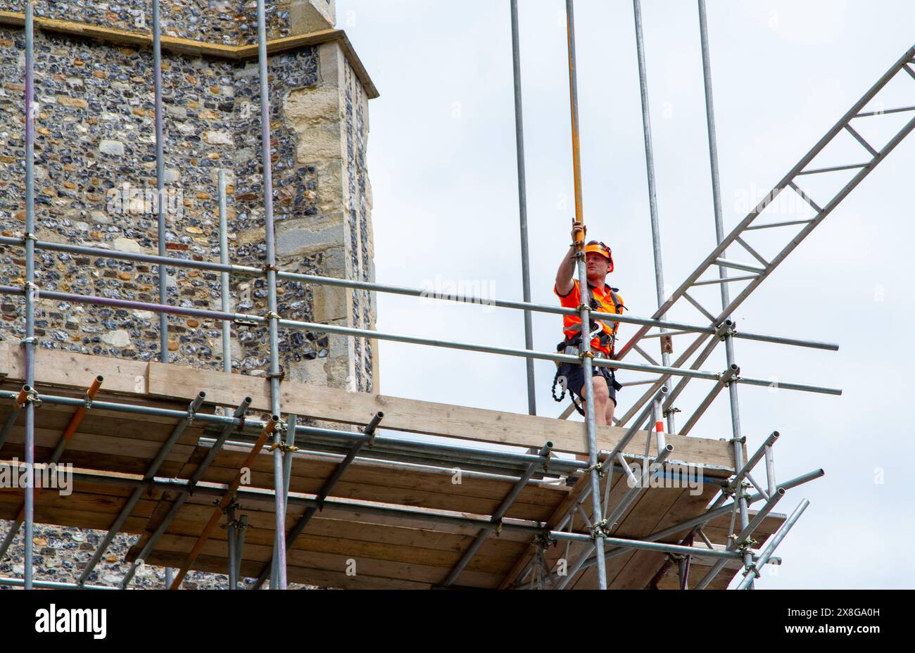 Réparation et entretien de St Michaels une église historique à Framlingham Suffolk. La tour a besoin d'échafaudages pour les constructeurs travaillant en hauteur. Banque D'Images