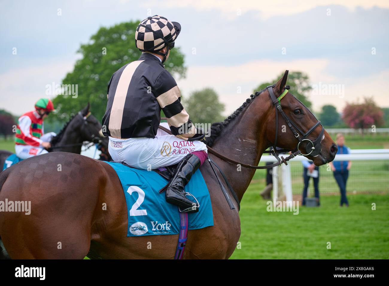 Jockey Oisin Murphy sur Asktheboss à l'hippodrome de York. Banque D'Images