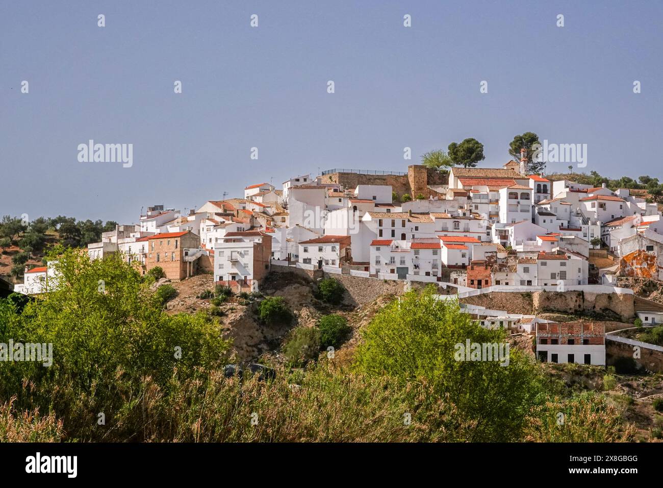 Vue sur l'horizon de l'unique pueblos blanco de Setenil de las Bodegas, Espagne. Les habitants du petit village de Setenil vivent dans des maisons de grottes depuis l'époque néolithique. Banque D'Images