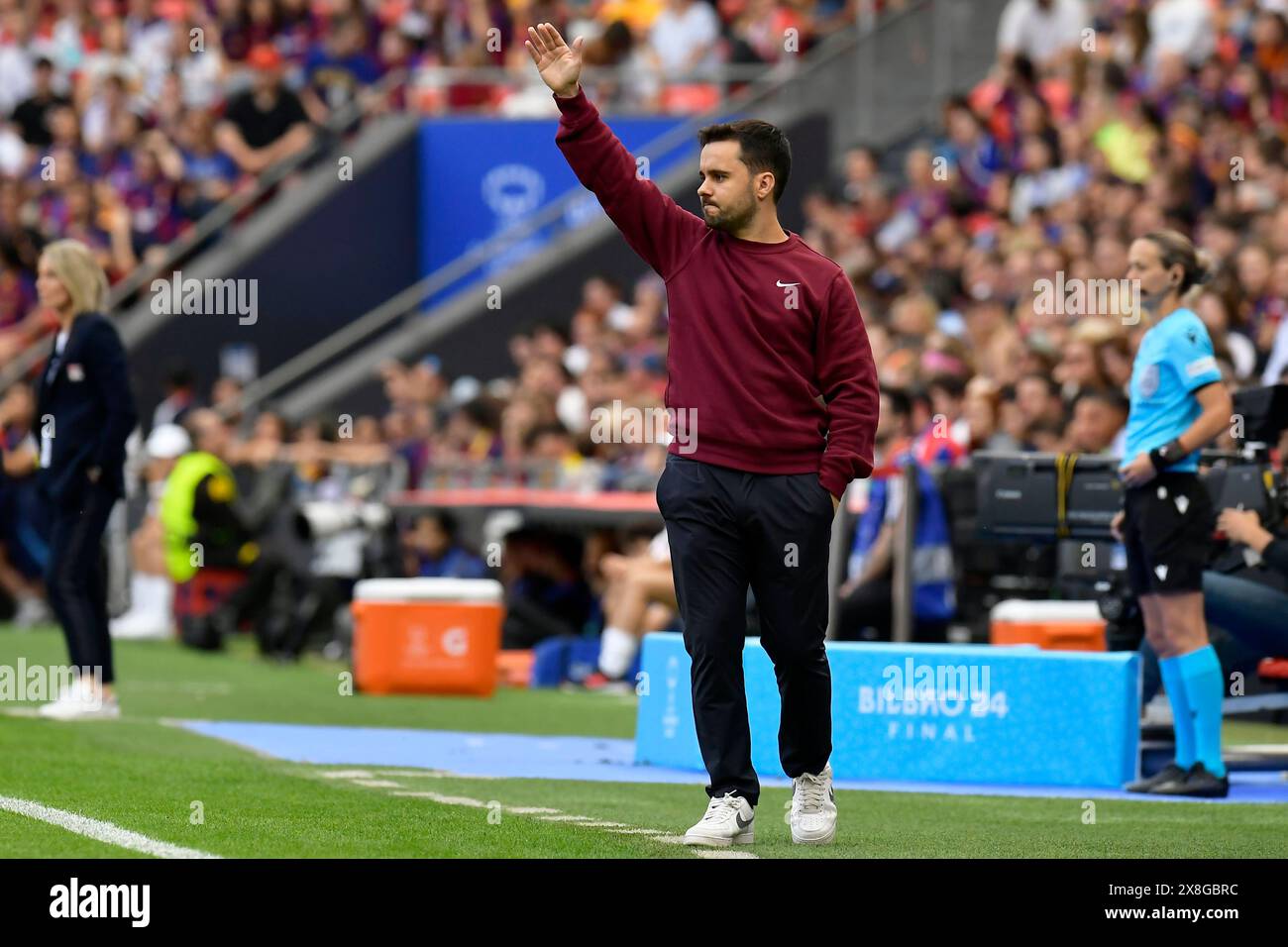 Barcelona coach Jonatan Giraldez gestures during the women's Champions League final soccer match between FC Barcelona and Olympique Lyonnais at the San Mames stadium in Bilbao, Spain, Saturday, May 25, 2024. (AP Photo/Alvaro Barrientos) Banque D'Images