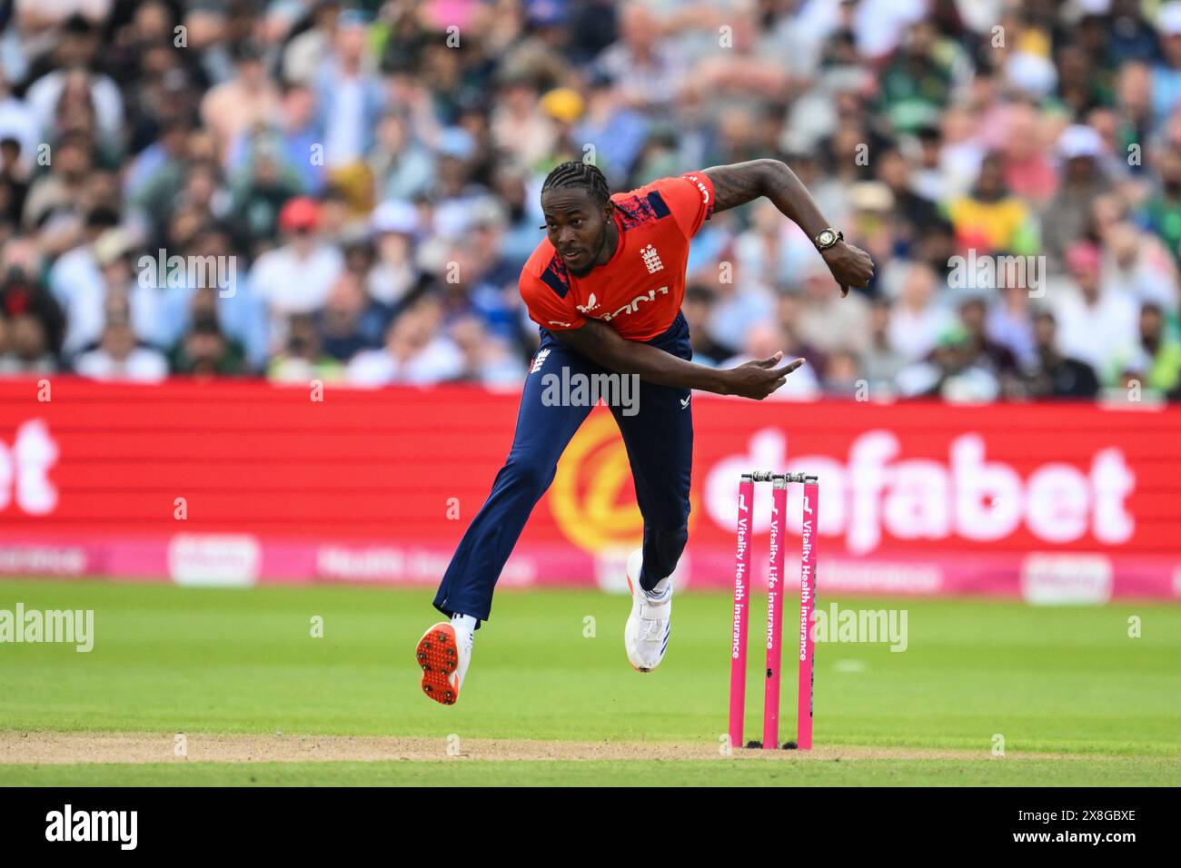 Jofra Archer de l'Angleterre livre le ballon lors du match de la série internationale Vitality T20 Angleterre vs Pakistan à Edgbaston, Birmingham, Royaume-Uni, le 25 mai 2024 (photo de Craig Thomas/News images) Banque D'Images