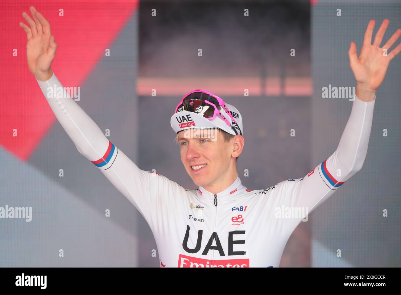 25 mai 2024, Bassano del Grappa, Italie ; UCI Tour of Italy Giro d'Italia Road Cycling Race, étape 20 Alpago à Bassano del Grappa ; Tadej Pogacar (SLO) UAE Team Emirates garde son maillot rose de leader avant la finale stgae à Rome. Banque D'Images