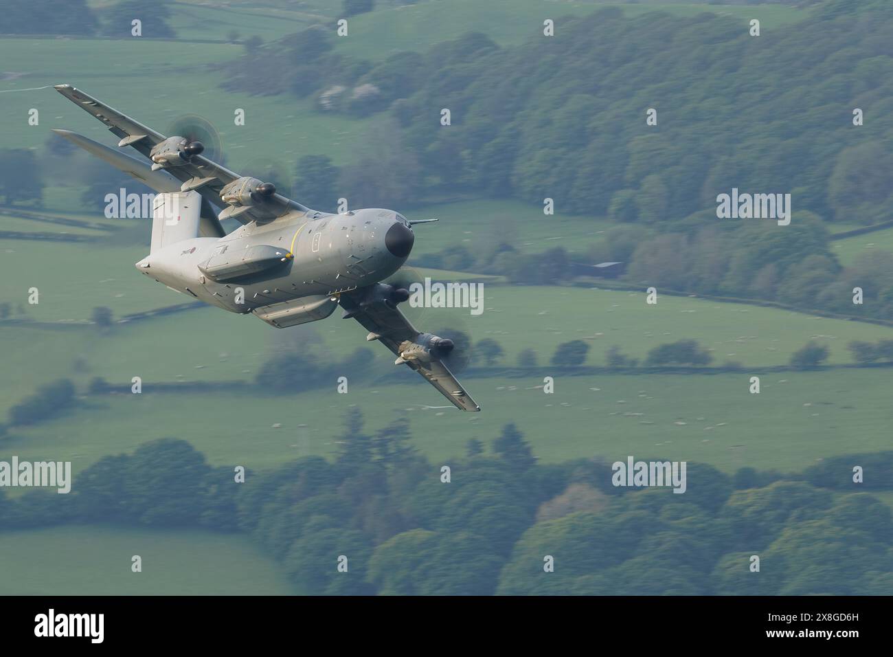RAF A400M lors d'une sortie d'entraînement à bas niveau dans la vallée de la Wye Banque D'Images