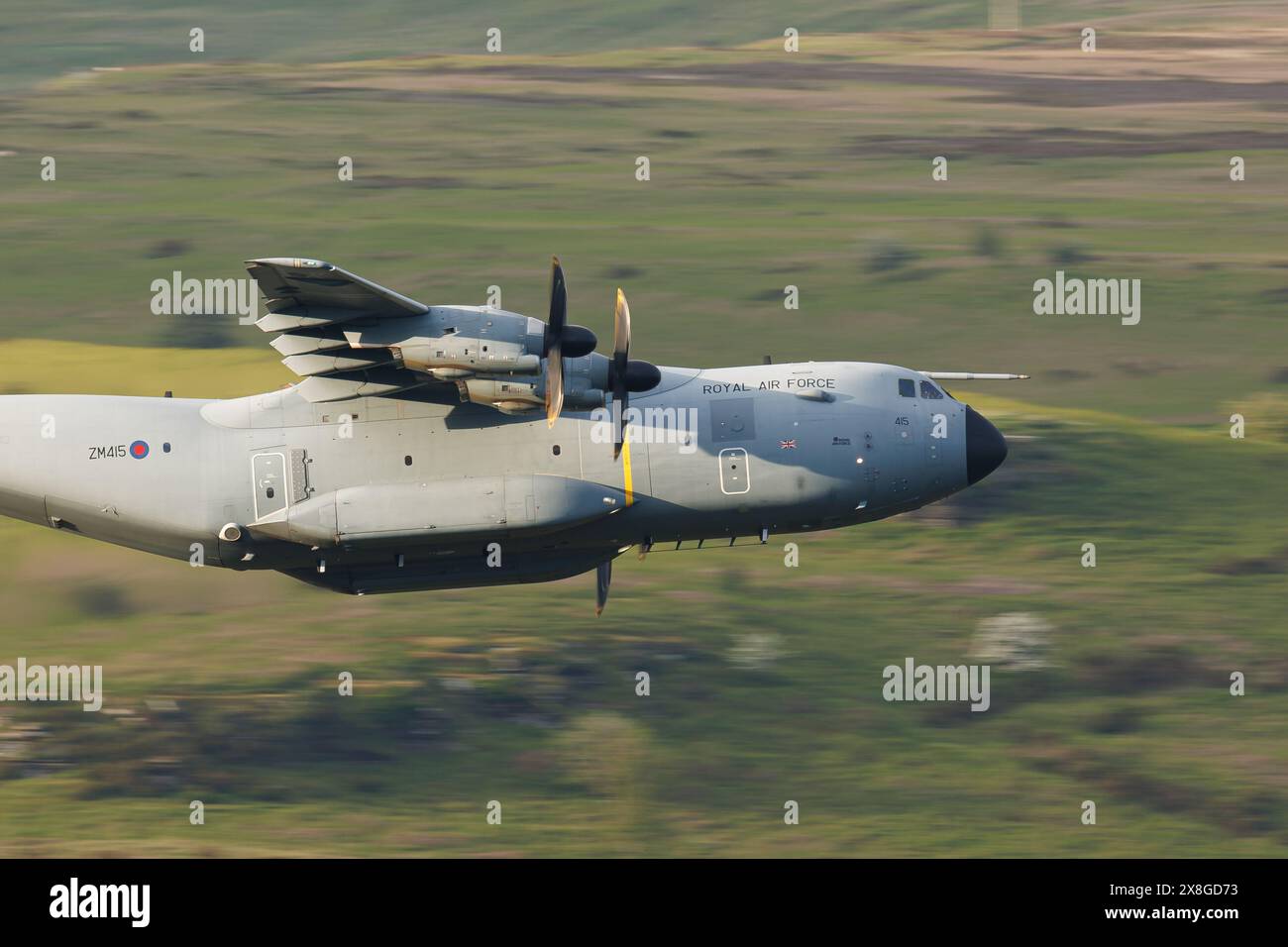 RAF A400M lors d'une sortie d'entraînement à bas niveau dans la vallée de la Wye Banque D'Images