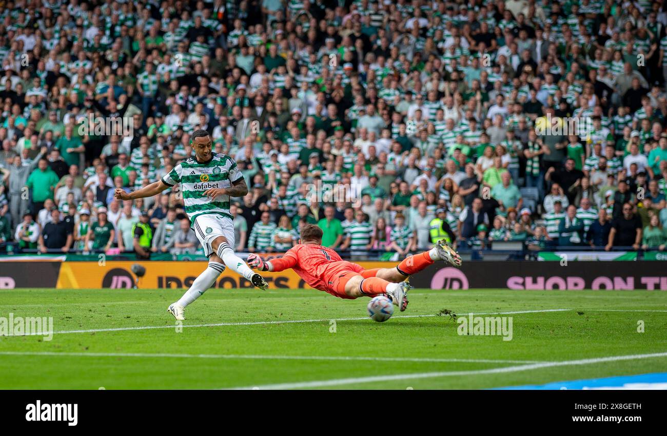 25 mai 2024 ; Hampden Park, Glasgow, Écosse : finale de la Coupe d'Écosse de football, Celtic contre Rangers ; Adam Idah de Celtic tire et marque à la 90e minute pour faire 1-0 au Celtic Banque D'Images