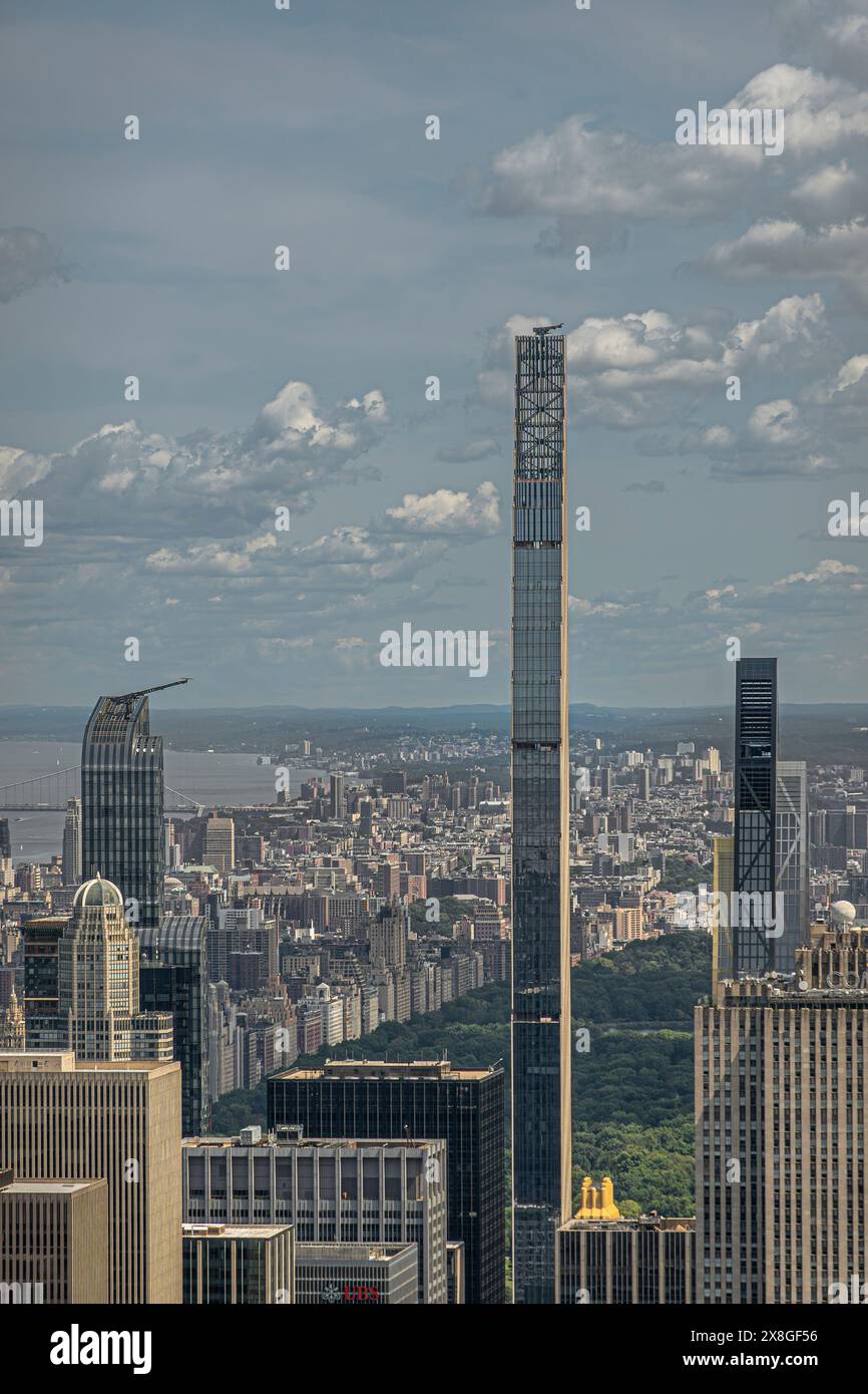 New York, NY, États-Unis - 2 août 2023 : gratte-ciel Slim 111 West 57th Street situé dans sa jungle urbaine environnante avec plus de bâtiments imposants comme vu de Banque D'Images