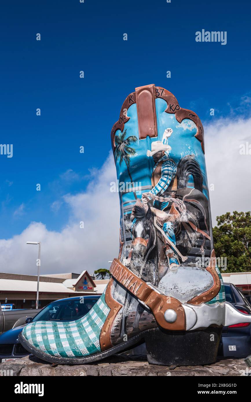 Hawaii, HI États-Unis - 29 octobre 2016 : botte de cow-boy illustrée géante cmmémorial le centenaire de Waiomina de la culture des cow-boys hawaïens. Banque D'Images