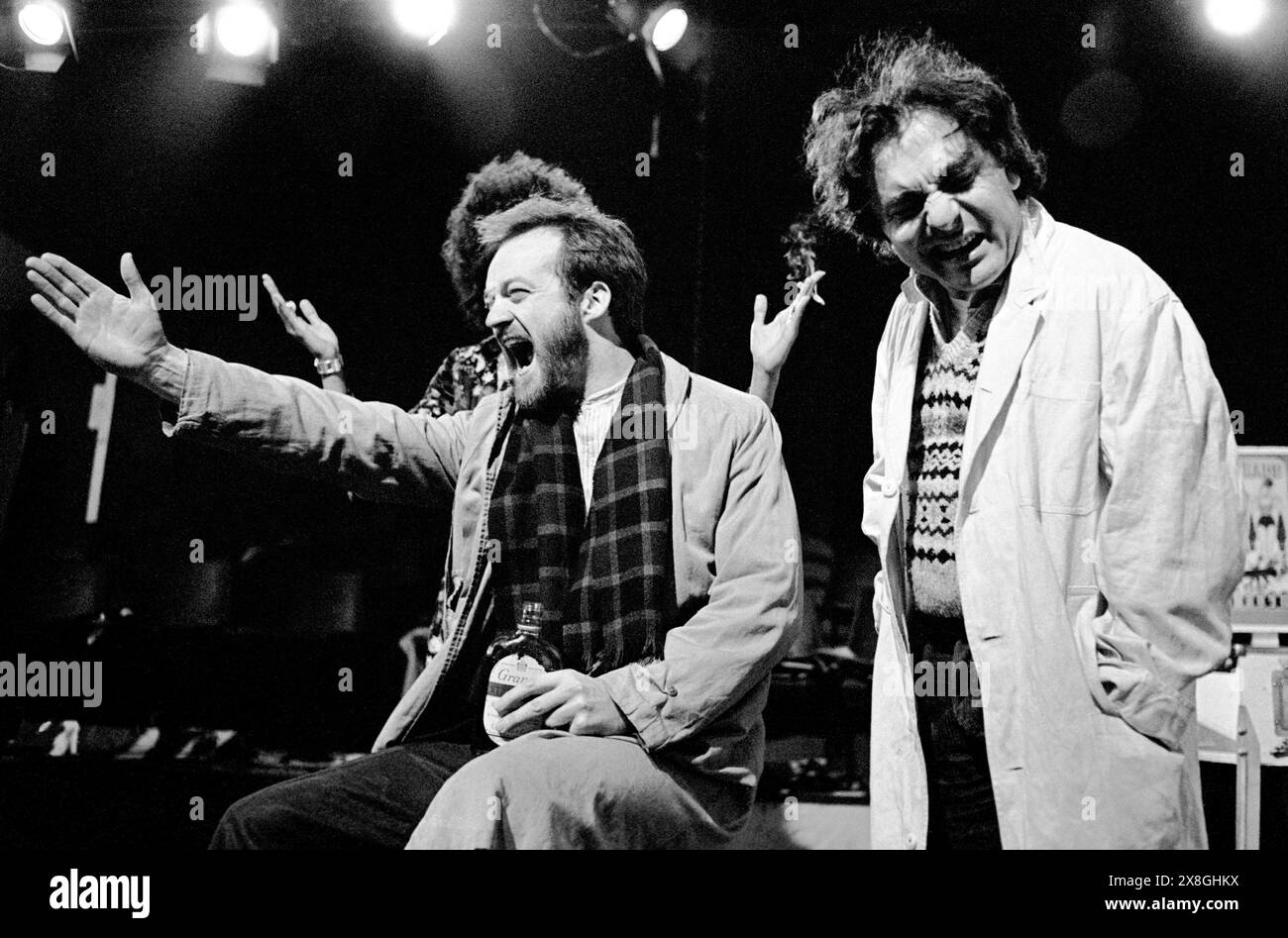 de gauche à droite : Ian Hogg (Perowne), Henry Woolf (Maurice) in AC/DC de Heathcote Williams au Theatre Upstairs, Royal court Theatre, Londres SW1 14/05/1970 design : John Gunter réalisateur : Nicholas Wright Banque D'Images