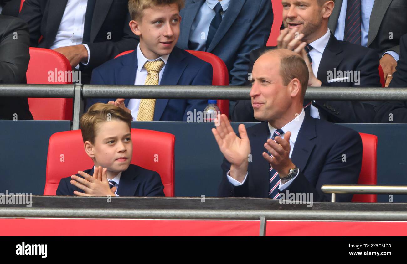 Londres, Royaume-Uni. 25 mai 2024 - Manchester City v Manchester United v - FA Cup final - Wembley. Prince George et Prince William lors de la finale de la FA Cup. Crédit photo : Mark pain / Alamy Live News Banque D'Images