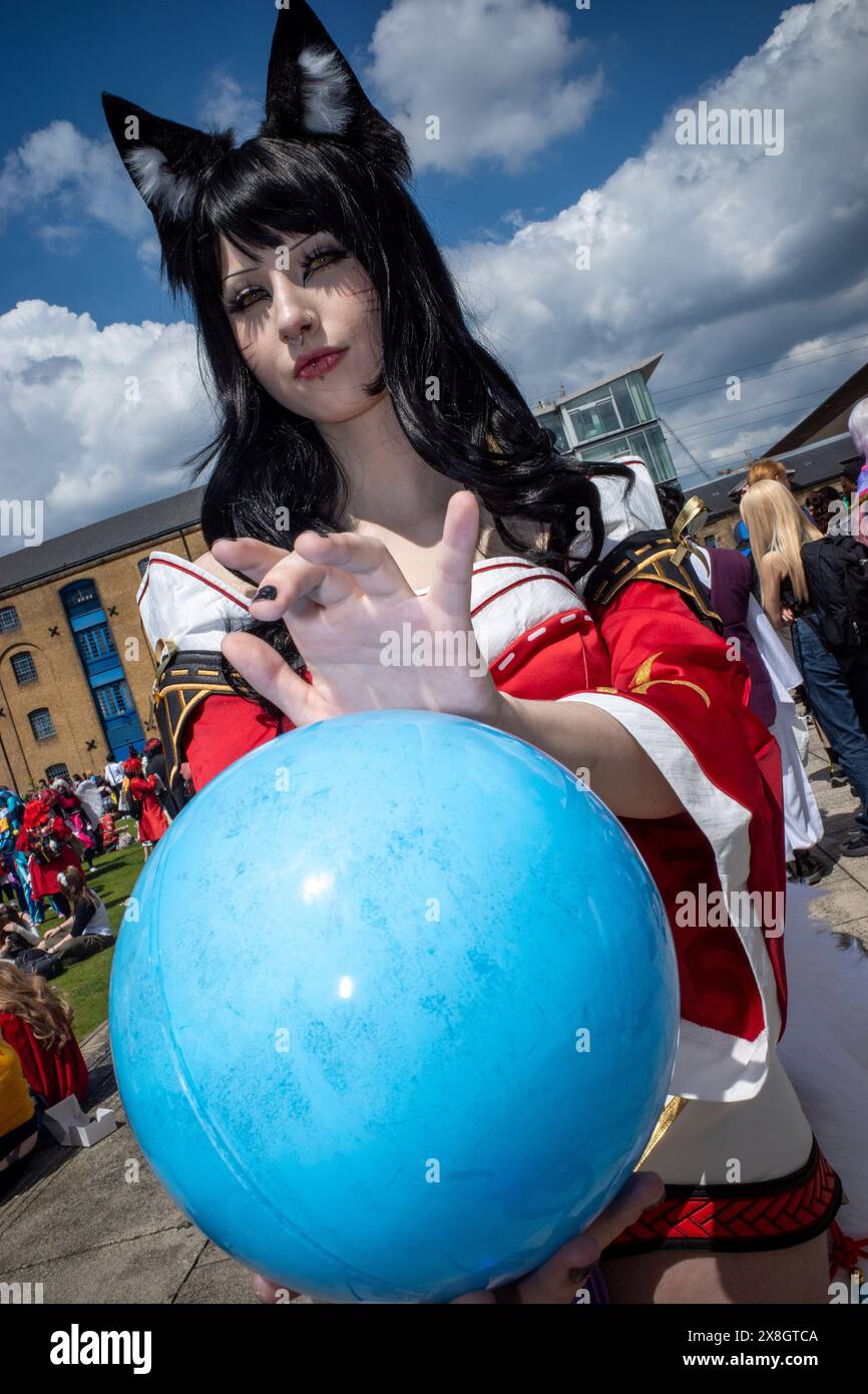 Londres, Royaume-Uni, 25 mai 2024. Une femme visitant le deuxième jour de Comic Con London pose avec une balle bleue à l'extérieur de la salle. Crédit : James Willoughby/Alamy Live News Banque D'Images