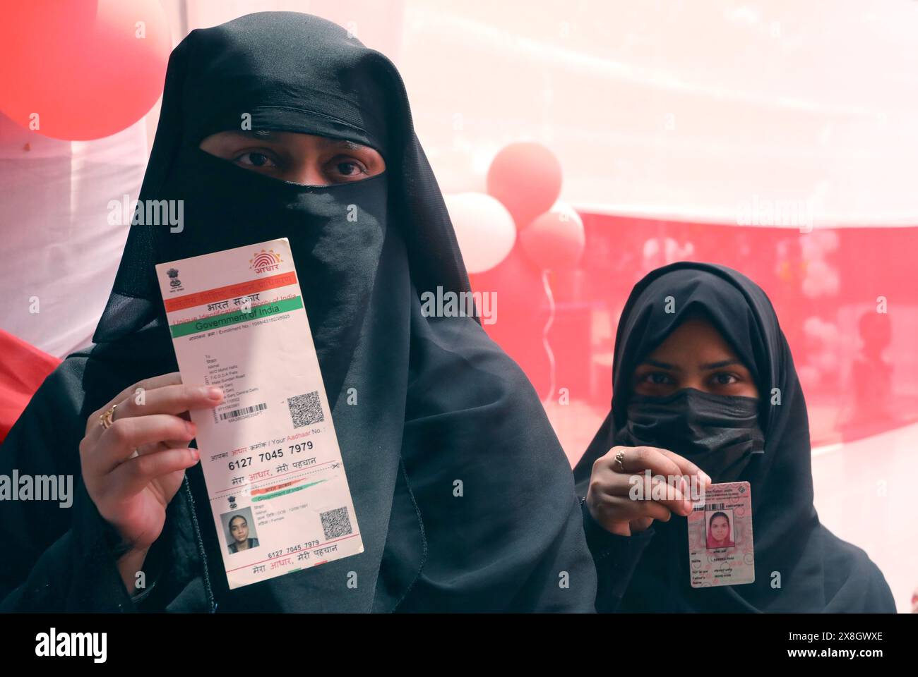 New Delhi, Inde. 25 mai 2024. Les électeurs musulmans montrent leur carte d'identité avant de voter dans un bureau de vote pendant la sixième phase des élections de Lok Sabha. (Photo de Naveen Sharma/SOPA images/SIPA USA) crédit : SIPA USA/Alamy Live News Banque D'Images