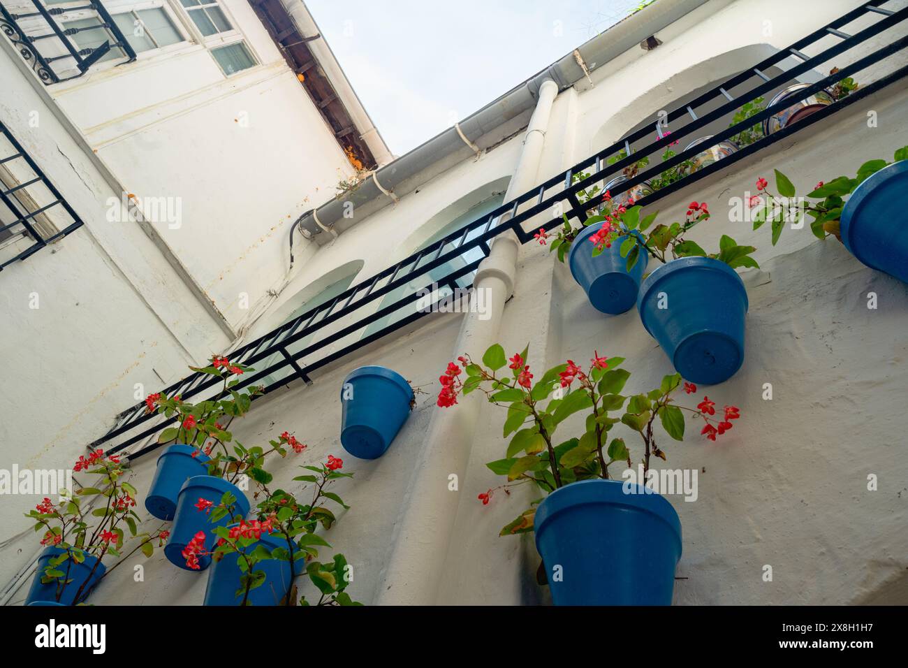 Marbella, Espagne - 6 septembre 2019 : maisons blanches décorées de pots de fleurs bleus Banque D'Images